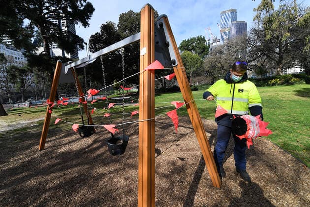 Coronavirus in Australien, Lockdown in Melbourne VICTORIA CORONAVIRUS COVID19, A council worker is seen closing off a swing set at Flagstaff Gardens in Melbourne, Tuesday, August 17, 2021. Melbourne s lockdown has been extended by two weeks and a night curfew will be reimposed in an effort to stamp out the state s latest coronavirus outbreak. ( NO ARCHIVING, EDITORIAL USE ONLY, NO USE IN BOOKS WITHOUT CONSENT MELBOURNE VIC AUSTRALIA  Copyright: xJAMESxROSSx 20210817001567496634