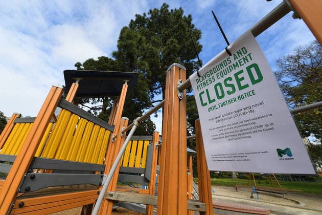 Coronavirus in Australien, Lockdown in Melbourne VICTORIA CORONAVIRUS COVID19, Closed signage is seen at a playground in Flagstaff Gardens in Melbourne, Tuesday, August 17, 2021. Melbourne s lockdown has been extended by two weeks and a night curfew will be reimposed in an effort to stamp out the state s latest coronavirus outbreak. ( NO ARCHIVING, EDITORIAL USE ONLY, NO USE IN BOOKS WITHOUT CONSENT MELBOURNE VIC AUSTRALIA  Copyright: xJAMESxROSSx 20210817001567496796