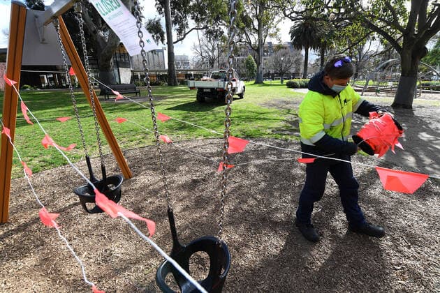 Coronavirus in Australien, Lockdown in Melbourne VICTORIA CORONAVIRUS COVID19, A council worker is seen closing off a swing set at Flagstaff Gardens in Melbourne, Tuesday, August 17, 2021. Melbourne s lockdown has been extended by two weeks and a night curfew will be reimposed in an effort to stamp out the state s latest coronavirus outbreak. ( NO ARCHIVING, EDITORIAL USE ONLY, NO USE IN BOOKS WITHOUT CONSENT MELBOURNE VIC AUSTRALIA  Copyright: xJAMESxROSSx 20210817001567497070