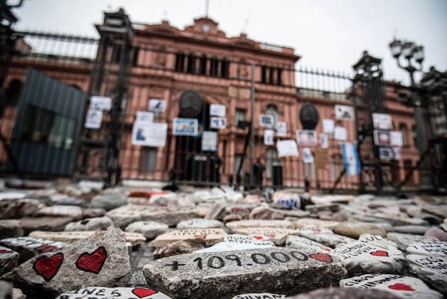 Coronavirus in Argentinien, Demonstration in Buenos Aires August 16, 2021, Buenos Aires, Argentina: A stone with the current number of deaths from Covid-19 seen during the march..March of the stones, a tribute to the victims of Covid-19 and repudiation of the government. The call seeks to represent with a rock each one of the deceased by coronavirus and expose it in front of the central government buildings, in repudiation of the management of the pandemic in Buenos Aires, Argentina. Buenos Aires Argentina - ZUMAs197 20210816_zaa_s197_132 Copyright: xManuelxCortinax