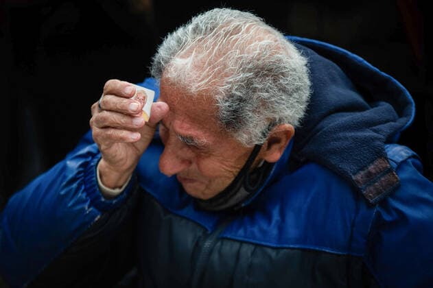 Coronavirus in Argentinien, Demonstration in Buenos Aires August 16, 2021, Buenos Aires, Argentina: A man cries after leaving a stone for a Covid-19 victim..March of the stones, a tribute to the victims of Covid-19 and repudiation of the government. The call seeks to represent with a rock each one of the deceased by coronavirus and expose it in front of the central government buildings, in repudiation of the management of the pandemic in Buenos Aires, Argentina. Buenos Aires Argentina - ZUMAs197 20210816_zaa_s197_142 Copyright: xManuelxCortinax