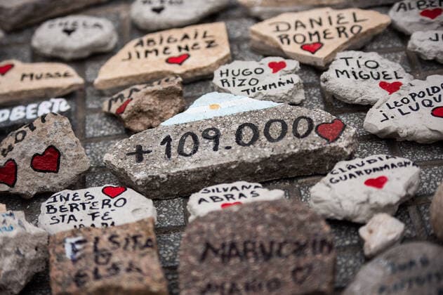 Coronavirus in Argentinien, Demonstration in Buenos Aires August 16, 2021, Buenos Aires, Argentina: A stone with the current number of deaths from Covid-19 seen during the march..March of the stones, a tribute to the victims of Covid-19 and repudiation of the government. The call seeks to represent with a rock each one of the deceased by coronavirus and expose it in front of the central government buildings, in repudiation of the management of the pandemic in Buenos Aires, Argentina. Buenos Aires Argentina - ZUMAs197 20210816_zaa_s197_144 Copyright: xManuelxCortinax