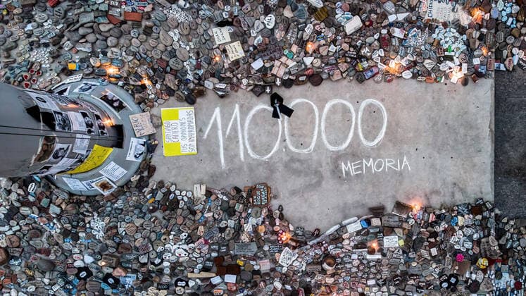 Bilder des Jahres 2021, News 08 August News Themen der Woche KW33 News Bilder des Tages Coronavirus in Argentinien, Demonstration in Buenos Aires August 16, 2021, Buenos Aires, Argentina: (EDITORS NOTE: Image taken with drone).An aerial view of stones left at the Plaza de Mayo..March of the stones, a tribute to the victims of Covid-19 and repudiation of the government. The call seeks to represent with a rock each one of the deceased by coronavirus and expose it in front of the central government buildings, in repudiation of the management of the pandemic in Buenos Aires, Argentina. Buenos Aires Argentina - ZUMAs197 20210816_zaa_s197_148 Copyright: xManuelxCortinax