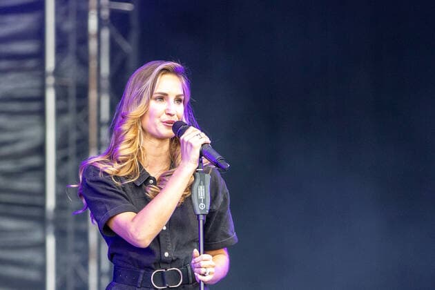 Bonn Bonner Schlägersängerin Ela, (Daniela Tannenbaum) als Support-Act für Beatrice Egli beim Konzert am 15.08.2021 in Bonn Bonner Schlägersängerin Ela, (Daniela Tannenbaum) als Support-Act für Beatrice Egli am 15.08.2021 in Bonn Location: Kulturgarten Copyright: xGerhardxWingenderx xEibner-Pressefotox EP_GWR