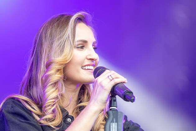Bonn Bonner Schlägersängerin Ela, (Daniela Tannenbaum) als Support-Act für Beatrice Egli beim Konzert am 15.08.2021 in Bonn Bonner Schlägersängerin Ela, (Daniela Tannenbaum) als Support-Act für Beatrice Egli am 15.08.2021 in Bonn Location: Kulturgarten Copyright: xGerhardxWingenderx xEibner-Pressefotox EP_GWR