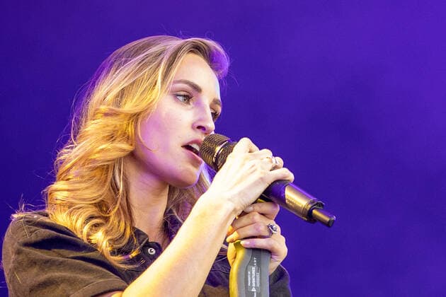 Bonn Bonner Schlägersängerin Ela, (Daniela Tannenbaum) als Support-Act für Beatrice Egli beim Konzert am 15.08.2021 in Bonn Bonner Schlägersängerin Ela, (Daniela Tannenbaum) als Support-Act für Beatrice Egli am 15.08.2021 in Bonn Location: Kulturgarten Copyright: xGerhardxWingenderx xEibner-Pressefotox EP_GWR