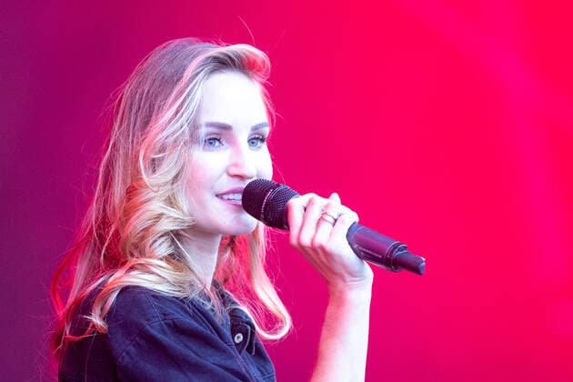 Bonn Bonner Schlägersängerin Ela, (Daniela Tannenbaum) als Support-Act für Beatrice Egli beim Konzert am 15.08.2021 in Bonn Bonner Schlägersängerin Ela, (Daniela Tannenbaum) als Support-Act für Beatrice Egli am 15.08.2021 in Bonn Location: Kulturgarten Copyright: xGerhardxWingenderx xEibner-Pressefotox EP_GWR