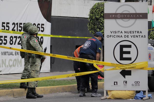 Mexiko, Mindestens 22 Verletzte bei Gasexplosion in Wohngebäude in Mexiko-Stadt Coronavirus Emergency In Mexico Elements of the mexican army guard the emergency area where an explosion caused by a gas leak occurred in a building located on Coyoacan Avenue and the corner of Universidad, which destroyed some apartments and several people were seriously injured during the health emergency and the red epidemiological traffic light in the capital. Mexico City Mexico vieyra-notitle210816_npcbm  Copyright: xGerardoxVieyrax