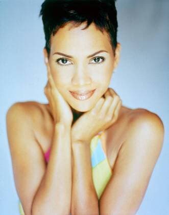 Halle Berry, 2000. ph: Alberto Tolot TV Guide courtesy Everett Collection Ref:PSDHABE EC009 PUBLICATIONXNOTxINxCANxCHNxFRAxITAxJPNxNORxPOLxRUSxESPxUKxUSA Copyright: xx PSDHABE EC009