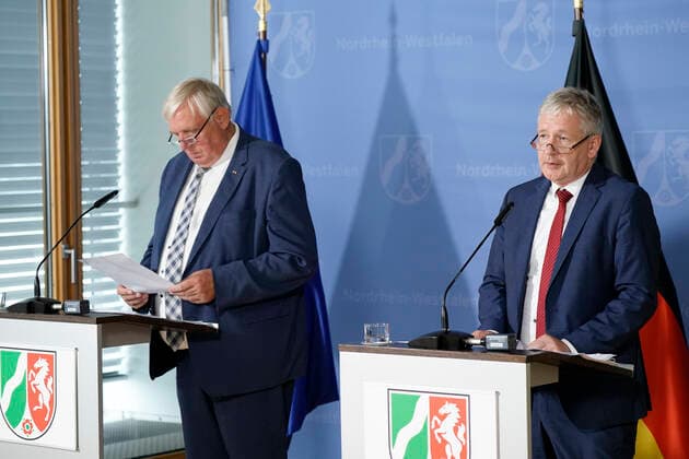 Presse-Briefing des NRW Gesundheitsministers zur Corona Lage Aktuell, Duesseldorf; 17.08.2021 NRW Gesundheitsminister Karl-Josef Laumann gemeinsam mit Dr. med. Gernot Marx, dem Klinikdirektor fuer Operative Intensivmedizin der Universitatsklinik Aachen m Rahmen eines Presse-Briefing zur aktuellen Lage der Corona Virus Pandemie und naechsten Impfschritte in Nordrhein-Westfalen Duesseldorf Nordrhein-Westfalen Deutschland
