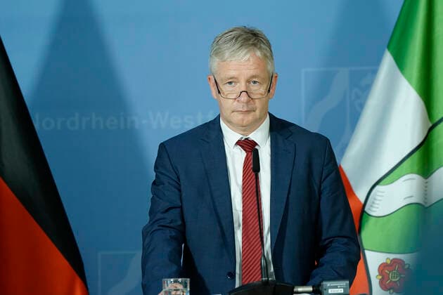 Presse-Briefing des NRW Gesundheitsministers zur Corona Lage Aktuell, Duesseldorf; 17.08.2021 Dr. med. Gernot Marx, der Klinikdirektor fuer Operative Intensivmedizin der Universitatsklinik Aachen in Portrait im Rahmen eines Presse-Briefing zur aktuellen Lage der Corona Virus Pandemie und naechsten Impfschritte in Nordrhein-Westfalen Duesseldorf Nordrhein-Westfalen Deutschland
