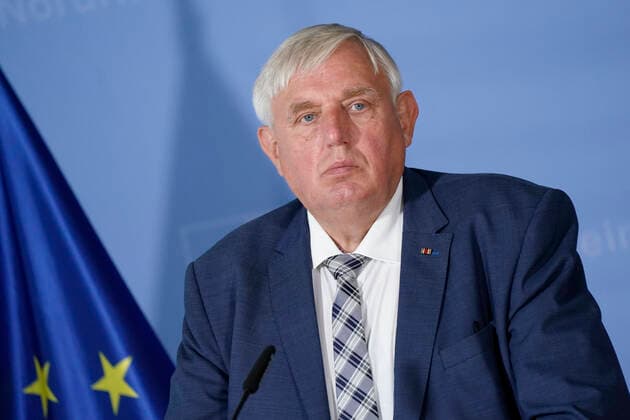 Presse-Briefing des NRW Gesundheitsministers zur Corona Lage Aktuell, Duesseldorf; 17.08.2021 Gesundheitsminister Karl-Josef Laumann in Portrait im Rahmen eines Presse-Briefing zur aktuellen Lage der Corona Virus Pandemie und naechsten Impfschritte in Nordrhein-Westfalen Duesseldorf Nordrhein-Westfalen Deutschland