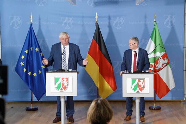 Presse-Briefing des NRW Gesundheitsministers zur Corona Lage Aktuell, Duesseldorf; 17.08.2021 NRW Gesundheitsminister Karl-Josef Laumann gemeinsam mit Dr. med. Gernot Marx, dem Klinikdirektor fuer Operative Intensivmedizin der Universitatsklinik Aachen m Rahmen eines Presse-Briefing zur aktuellen Lage der Corona Virus Pandemie und naechsten Impfschritte in Nordrhein-Westfalen Duesseldorf Nordrhein-Westfalen Deutschland