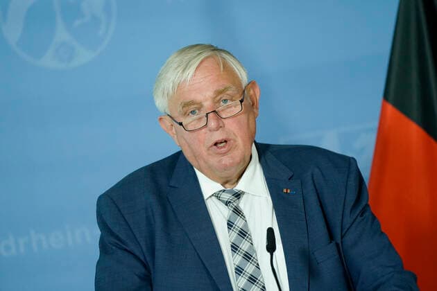 Presse-Briefing des NRW Gesundheitsministers zur Corona Lage Aktuell, Duesseldorf; 17.08.2021 Gesundheitsminister Karl-Josef Laumann in Portrait im Rahmen eines Presse-Briefing zur aktuellen Lage der Corona Virus Pandemie und naechsten Impfschritte in Nordrhein-Westfalen Duesseldorf Nordrhein-Westfalen Deutschland