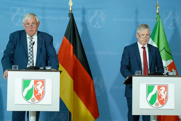 Presse-Briefing des NRW Gesundheitsministers zur Corona Lage Aktuell, Duesseldorf; 17.08.2021 NRW Gesundheitsminister Karl-Josef Laumann gemeinsam mit Dr. med. Gernot Marx, dem Klinikdirektor fuer Operative Intensivmedizin der Universitatsklinik Aachen m Rahmen eines Presse-Briefing zur aktuellen Lage der Corona Virus Pandemie und naechsten Impfschritte in Nordrhein-Westfalen Duesseldorf Nordrhein-Westfalen Deutschland