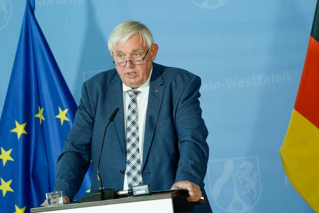 Presse-Briefing des NRW Gesundheitsministers zur Corona Lage Aktuell, Duesseldorf; 17.08.2021 Gesundheitsminister Karl-Josef Laumann in Portrait im Rahmen eines Presse-Briefing zur aktuellen Lage der Corona Virus Pandemie und naechsten Impfschritte in Nordrhein-Westfalen Duesseldorf Nordrhein-Westfalen Deutschland