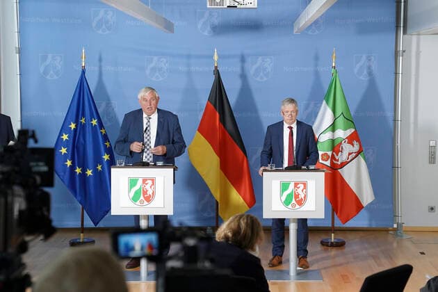 Presse-Briefing des NRW Gesundheitsministers zur Corona Lage Aktuell, Duesseldorf; 17.08.2021 NRW Gesundheitsminister Karl-Josef Laumann gemeinsam mit Dr. med. Gernot Marx, dem Klinikdirektor fuer Operative Intensivmedizin der Universitatsklinik Aachen m Rahmen eines Presse-Briefing zur aktuellen Lage der Corona Virus Pandemie und naechsten Impfschritte in Nordrhein-Westfalen Duesseldorf Nordrhein-Westfalen Deutschland