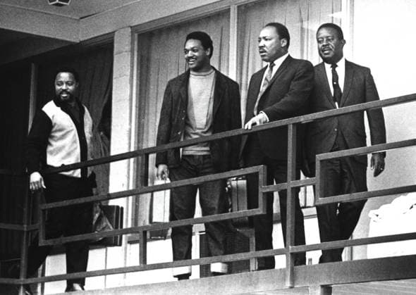 IMAGO History, U.S. BÃ¼rgerrechtsbewegung: 1954-1968 Rev. Martin Luther King stands on a balcony at the Lorraine Motel in Memphis, Tennessee, April 3, 1968. The following day, when standing near the same spot, King was shot and killed by assassin James Earl Ray. Right to left are Hosea Williams, Jesse Jackson, Dr. King, and Rev. Ralph Abernathy (BSLOC_2021_3_10) Ref:HISL050 EC969 PUBLICATIONXNOTxINxCANxCHNxFRAxITAxJPNxNORxPOLxRUSxESPxUKxUSA Copyright: xx HISL050 EC969