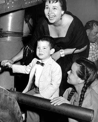 GIANT, Jane Withers (with her son, Walter Moss), Anna Maria Majalaca, on-set, July 1955 Ref:MBDGIAN EC274 PUBLICATIONXNOTxINxCANxCHNxFRAxITAxJPNxNORxPOLxRUSxESPxUKxUSA Copyright: xx MBDGIAN EC274