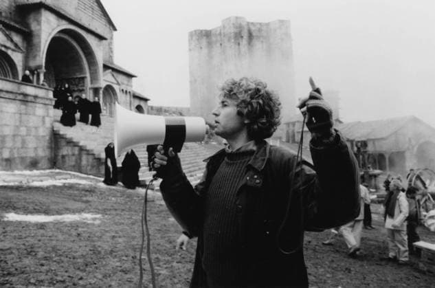 THE NAME OF THE ROSE, Jean-Jacques Annaud, director, 1986. ? 20th Century Fox courtesy Everett Collection Ref:MBDNAOF FE015 PUBLICATIONXNOTxINxCANxCHNxFRAxITAxJPNxNORxPOLxRUSxESPxUKxUSA Copyright: xx MBDNAOF FE015