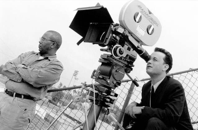 THAT THING YOU DO!, director Tom Hanks (right), on set, making his feature film directorial debut, 1996. ph: Phillip Caruso TM and Copyright ? 20th Century Fox Film Corp. All rights reserved. courtesy Everett Collection Ref:MBDTHTH FE022 PUBLICATIONXNOTxINxCANxCHNxFRAxITAxJPNxNORxPOLxRUSxESPxUKxUSA Copyright: xx MBDTHTH FE022
