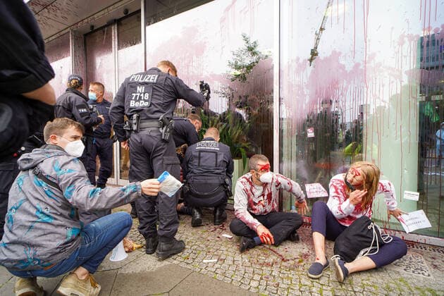 Bilder des Jahres 2021, News 08 August News Themen der Woche KW33 News Bilder des Tages 17.08.2021,Berlin,Deutschland,GER,Extinction Rebellion Kundgebung vor dem Konrad Adenauer Haus (CDU Bundesgeschäftsstelle).Teilnehmer haben sich an die Fensterscheiben mit ihren Händen geklebt. *** 17 08 2021,Berlin,Germany,GER,Extinction Rebellion rally in front of the Konrad Adenauer Haus CDU Bundesgeschäftsstelle participants stuck their hands to the window panes