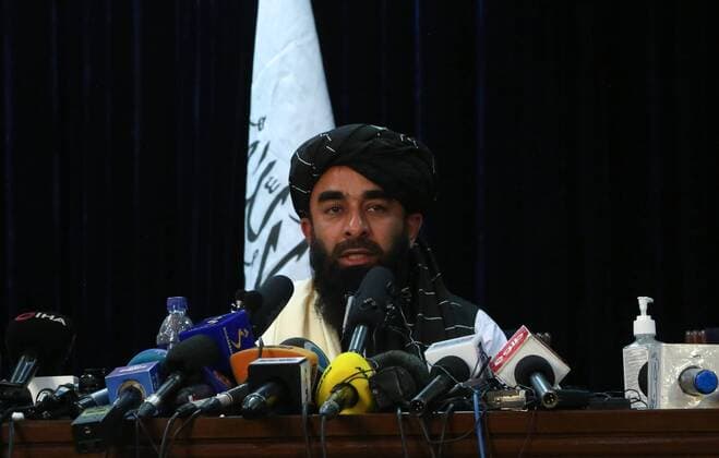 Bilder des Jahres 2021, News 08 August News Themen der Woche KW33 News Bilder des Tages Afghanistan Taliban 6626626 17.08.2021 Taliban spokesman Zabihullah Mujahid attends the movement s first official news conference at a media centre in Kabul, Afghanistan. Mujahid said the Taliban (designated terrorist and banned in Russia) wanted peaceful relations with other countries and would respect the rights of women within the framework of Islamic law. The Taliban took over the capital city of Kabul on August 15, sweeping to power in Afghanistan as President Ashraf Ghani resigned and fled abroad. Stringer Sputnik Kabul Afghanistan  Copyright: xStringerx