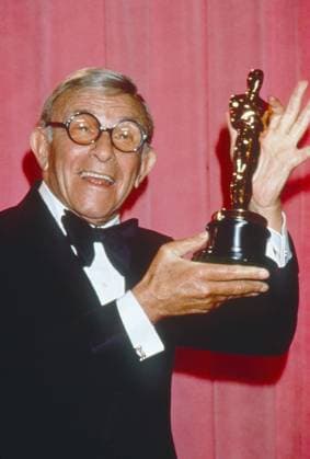 OSCARS. Bester Nebendarsteller. PreistrÃ¤ger 1971-1980 George Burns, at the 48th Academy Awards, with his Oscar for Best Supporting Actor in THE SUNSHINE BOYS, March 3, 1976 Ref:PSDGEBU EC022 PUBLICATIONXNOTxINxCANxCHNxFRAxITAxJPNxNORxPOLxRUSxESPxUKxUSA Copyright: xx PSDGEBU EC022