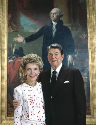 U.S. President Ronald Reagan (right), with First Lady Nancy Reagan, 1986. photo: TV Guide Courtesy Everett Collection. For Editorial Use Only Ref:T2DRORE EC014 PUBLICATIONXNOTxINxCANxCHNxFRAxITAxJPNxNORxPOLxRUSxESPxUKxUSA Copyright: xx T2DRORE EC014