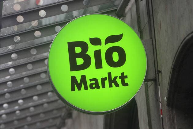 Beleuchtetes Schild Bio Markt hängt vor einem Biomarkt in der Innenstadt von Würzburg, Bayern, Deutschland *** Illuminated sign Bio Markt hangs in front of an organic market in downtown Würzburg, Bavaria, Germany