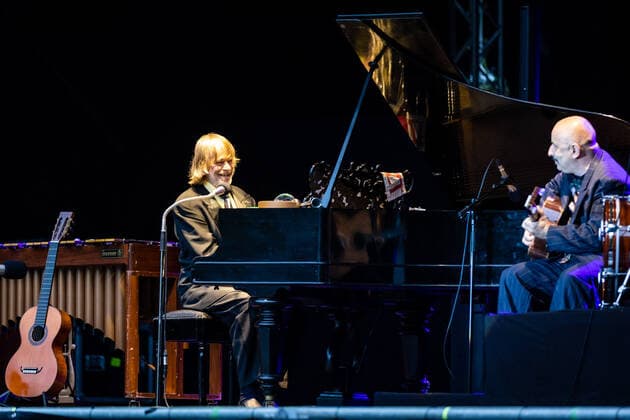 Helge Schneider, Klavier mit Sandro Giampietro, Gitarre - Live Auftritt vom Unterhaltungskünstler und Musiker Helge Schneider mit dem Programm- Die Wiederkehr des blaugrünen Smaragdkäfers auf dem Kunst!Rasen Bonn, 17.08.2021 veranstaltet von der E.L.Hartz Promotion GmbH Bonn Gronau NRW Deutschland