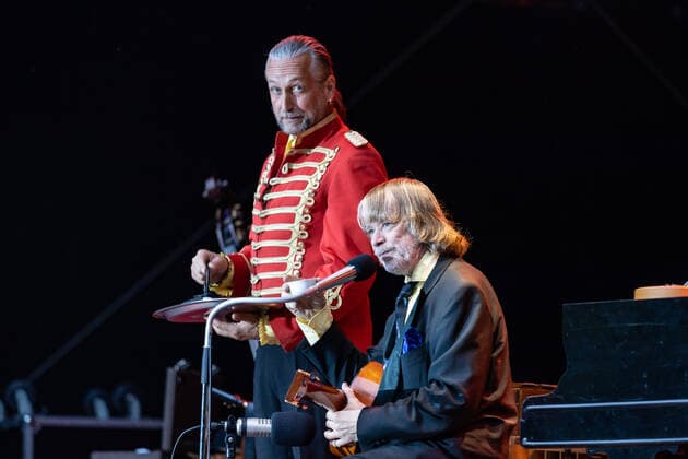 Helge Schneider mit Teekoch Bodo Oesterling im Hintergrund - Live Auftritt vom Unterhaltungskünstler und Musiker Helge Schneider mit dem Programm- Die Wiederkehr des blaugrünen Smaragdkäfers auf dem Kunst!Rasen Bonn, 17.08.2021 veranstaltet von der E.L.Hartz Promotion GmbH Bonn Gronau NRW Deutschland
