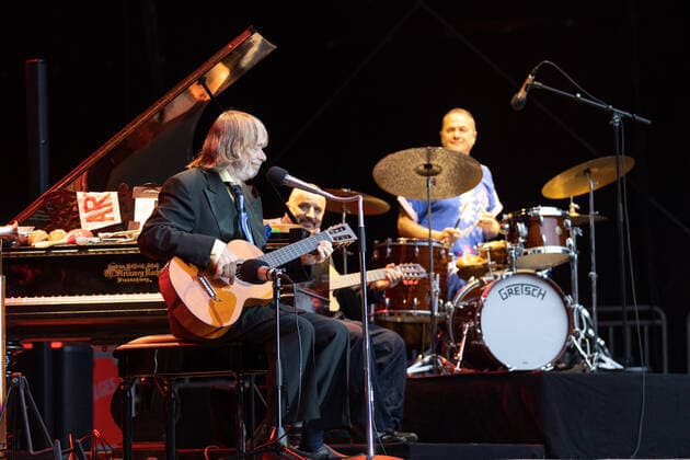 Helge Schneider mit Sandro Giampietro, Gitarre und Thomas Alkier, Schlagzeug - Live Auftritt vom Unterhaltungskünstler und Musiker Helge Schneider mit dem Programm- Die Wiederkehr des blaugrünen Smaragdkäfers auf dem Kunst!Rasen Bonn, 17.08.2021 veranstaltet von der E.L.Hartz Promotion GmbH Bonn Gronau NRW Deutschland