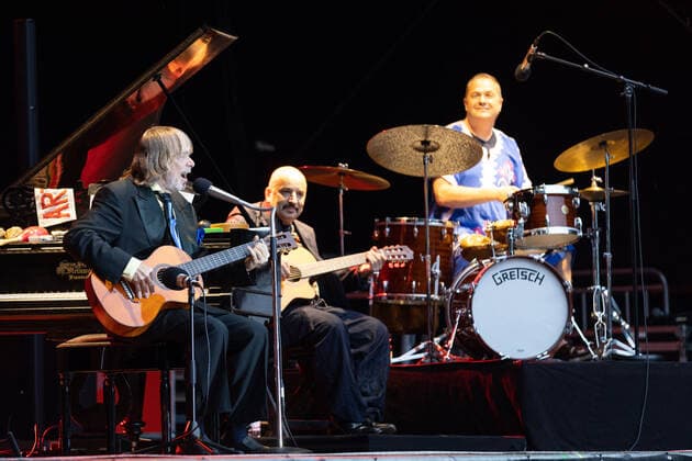Helge Schneider mit Sandro Giampietro, Gitarre und Thomas Alkier, Schlagzeug - Live Auftritt vom Unterhaltungskünstler und Musiker Helge Schneider mit dem Programm- Die Wiederkehr des blaugrünen Smaragdkäfers auf dem Kunst!Rasen Bonn, 17.08.2021 veranstaltet von der E.L.Hartz Promotion GmbH Bonn Gronau NRW Deutschland