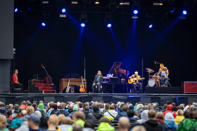 Live Auftritt vom Unterhaltungskünstler und Musiker Helge Schneider mit dem Programm- Die Wiederkehr des blaugrünen Smaragdkäfers auf dem Kunst!Rasen Bonn, 17.08.2021 veranstaltet von der E.L.Hartz Promotion GmbH Bonn Gronau NRW Deutschland