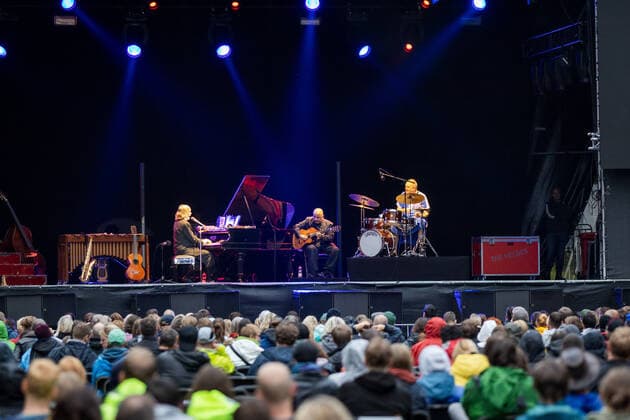 Live Auftritt vom Unterhaltungskünstler und Musiker Helge Schneider mit dem Programm- Die Wiederkehr des blaugrünen Smaragdkäfers auf dem Kunst!Rasen Bonn, 17.08.2021 veranstaltet von der E.L.Hartz Promotion GmbH Bonn Gronau NRW Deutschland