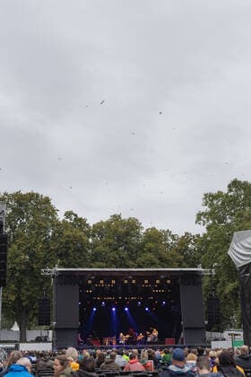 Schwalbenschwarm über dem Konzertgelände - Live Auftritt vom Unterhaltungskünstler und Musiker Helge Schneider mit dem Programm- Die Wiederkehr des blaugrünen Smaragdkäfers auf dem Kunst!Rasen Bonn, 17.08.2021 veranstaltet von der E.L.Hartz Promotion GmbH Bonn Gronau NRW Deutschland