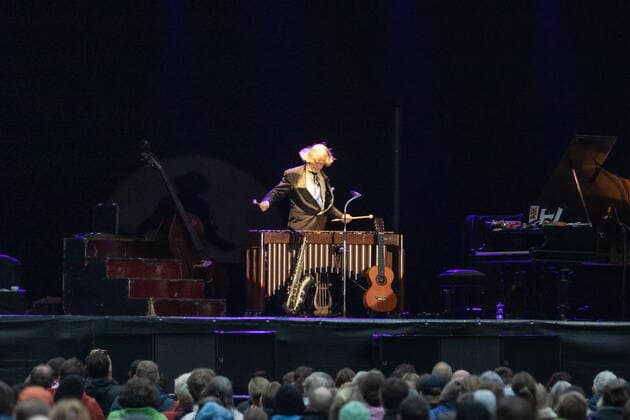Live Auftritt vom Unterhaltungskünstler und Musiker Helge Schneider mit dem Programm- Die Wiederkehr des blaugrünen Smaragdkäfers auf dem Kunst!Rasen Bonn, 17.08.2021 veranstaltet von der E.L.Hartz Promotion GmbH Bonn Gronau NRW Deutschland