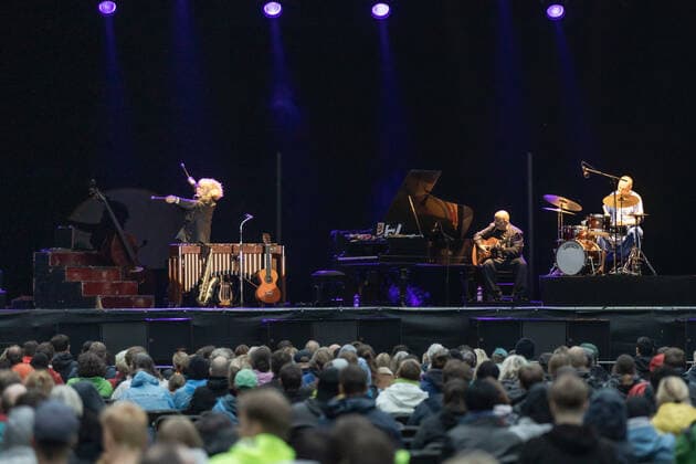 Live Auftritt vom Unterhaltungskünstler und Musiker Helge Schneider mit dem Programm- Die Wiederkehr des blaugrünen Smaragdkäfers auf dem Kunst!Rasen Bonn, 17.08.2021 veranstaltet von der E.L.Hartz Promotion GmbH Bonn Gronau NRW Deutschland