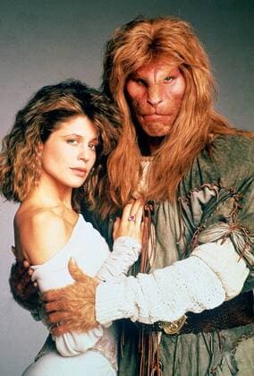 BEAUTY AND THE BEAST, from left: Ron Perlman, Linda Hamilton, 1987-1990. ? Paramount Pictures courtesy Everett Collection Ref:TSDBEAN CB001 PUBLICATIONXNOTxINxCANxCHNxFRAxITAxJPNxNORxPOLxRUSxESPxUKxUSA Copyright: xx TSDBEAN CB001