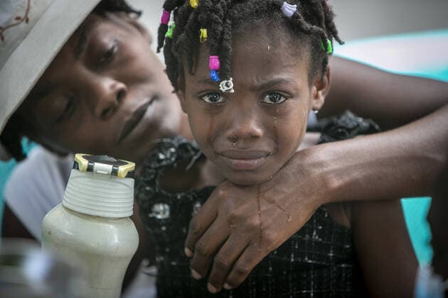 Bilder des Jahres 2021, News 08 August News Themen der Woche KW33 News Bilder des Tages August 16, 2021, Les Cayes, Haiti: A young girl is comforted by her mother as nurses care for a wound on her foot at OFATMA hospital on Monday, Aug. 16, 2021. Les Cayes Haiti - ZUMAm67_ 20210817_zaf_m67_008 Copyright: xJosexA.xIglesiasx
