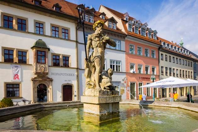Weimar Seine prägnante Gestalt erhielt der Platz im 16. Jahrhundert unter anderem im Osten mit dem Stadthaus und dem Doppelhaus, dessen linke Hälfte heute als Cranachhaus bekannt ist, im Norden mit der Hof-Apotheke und im Süden mit dem Gasthof Zum Schwarzen Bären.In der Marktmitte der Neptunbrunnen. Weimar Sachsen GERMANY *** Weimar The square received its distinctive shape in the 16th century, among other things, in the east with the town house and the semi-detached house, the left half of which is now known as the Cranach House, in the north with the Hof Apotheke and in the south with the inn Zum Schwarzen Bären In the center of the market the Neptune Fountain Weimar Saxony GERMANY