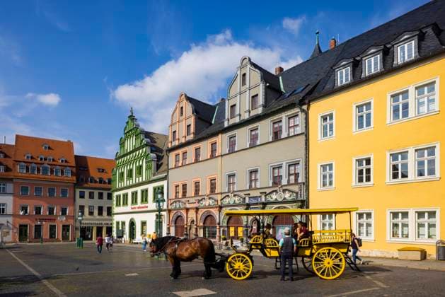 Weimar Seine prägnante Gestalt erhielt der Platz im 16. Jahrhundert unter anderem im Osten mit dem Stadthaus und dem Doppelhaus, dessen linke Hälfte heute als Cranachhaus bekannt ist, im Norden mit der Hof-Apotheke und im Süden mit dem Gasthof Zum Schwarzen Bären.In der Marktmitte der Neptunbrunnen. Weimar Sachsen GERMANY *** Weimar The square received its distinctive shape in the 16th century, among other things, in the east with the town house and the semi-detached house, the left half of which is now known as the Cranach House, in the north with the Hof Apotheke and in the south with the inn Zum Schwarzen Bären In the center of the market the Neptune Fountain Weimar Saxony GERMANY