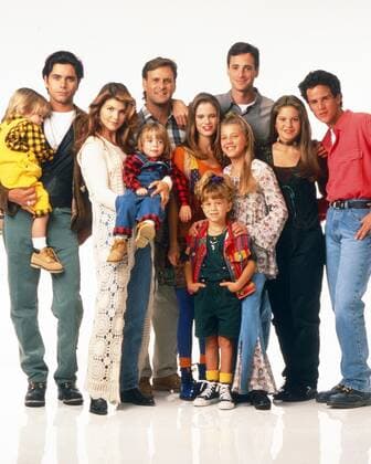 FULL HOUSE, from left: Dylan Tuomy-Wilhoit, John Stamos, Lori Loughlin, Blake Tuomy-Wilhoit, Dave Coulier, Andrea Barber, Mary-Kate Olsen, Jodie Sweetin, Bob Saget, Candace Cameron Bure, Scott Weinger, 1993, 1987-1995. ph: Bob D Amico ? ABC Courtesy Everett Collection Ref:TSDFUHO AB009 PUBLICATIONXNOTxINxCANxCHNxFRAxITAxJPNxNORxPOLxRUSxESPxUKxUSA Copyright: xx TSDFUHO AB009