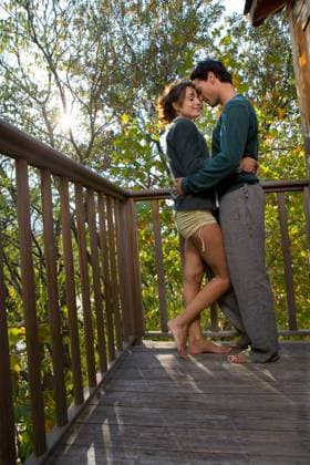 IMAGO Creative, Leben im Bamhaus Couple standing outside. RF, Britt Erlanson, 30 10 2012, Copyright: xBrittxErlansonx socialising,full length,side view,vertical,connections,bonding,calm,romance,love,relaxation,satisfaction,nature,tree,mid adult,30 to 34 years,only adults,caucasian ethnicity,mixed race ethnicity,multi-ethnic group,mid adult woman,mid adult man,couple,heterosexual couple,two people,balcony,railing,europe,outdoors,rural,forest,tree house,day,hugging,smiling,leisure,vacation,marseille,break,girlfriend,european,photography,Breaking,Caucasian Ethnicity,Multi-Ethnic Group,Adults Only,Mid Adult,30-34 Years,Female,Women,Mid Adult Women,Male,Men,Mid Adult Men,Couple,Heterosexual Couple,Young Couple,Connection,Love,Mood,Calm,Relationship,Emotion Bond,Relaxati Ref:be000482