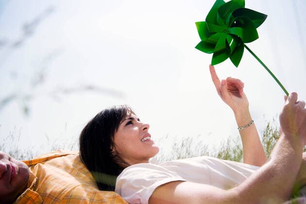 IMAGO Creative: Landleben, Mit Nachhaltigkeit grün auf dem Land leben Woman in grass with windmill RF, Chev Wilkinson, 18 11 2008, Copyright: xChevxWilkinsonx learning,recreation,touching,copy space,low angle view,motion,side view,choice,power concept,simplicity,bonding,care,efficiency,fun,growth,healthy eating,healthy lifestyle,purity,refresh,romance,togetherness,thought,happiness,love,relaxation,nature,grass,toy,pinwheel,people,mature adult,40 to 44 years,caucasian ethnicity,woman,man,heterosexual couple,young couple,two people,europe,hungary,outdoors,rural,day,action,energy,alternative energy,environmental conservation,global warming,experiment,smiling,family,husband,father,wife,organic food,wind power,sunlight,leisure,wind,design,enterprise,footprint,fresh air,green living,initiative,laying,soluti Ref:06cw0193