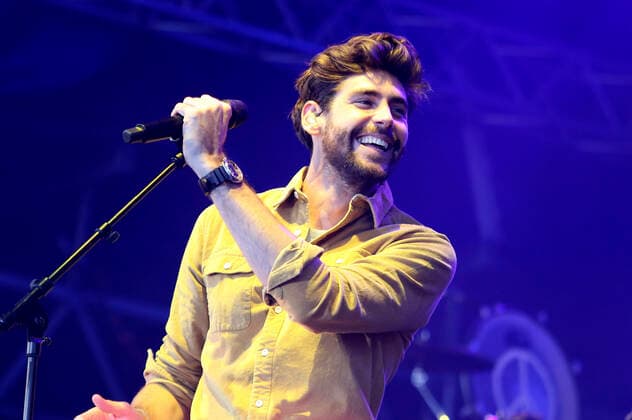 Alvaro Soler live beim Vor Deiner Tür Open Air im Cruise Center Steinwerder. Hamburg, 17.08.2021