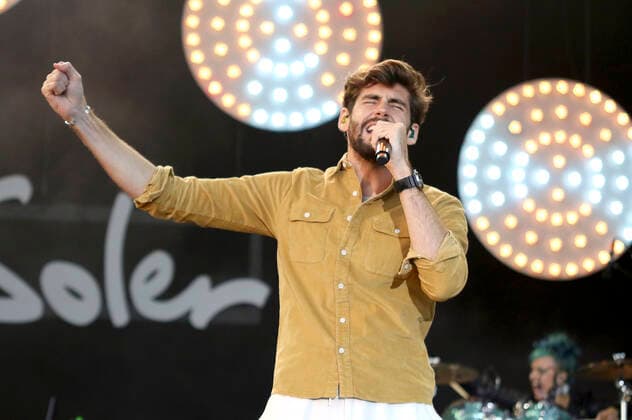 Alvaro Soler live beim Vor Deiner Tür Open Air im Cruise Center Steinwerder. Hamburg, 17.08.2021