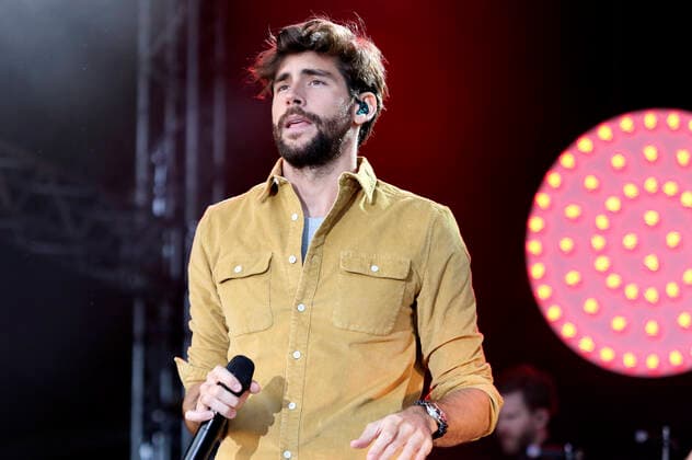 Alvaro Soler live beim Vor Deiner Tür Open Air im Cruise Center Steinwerder. Hamburg, 17.08.2021