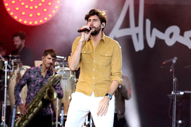 Alvaro Soler live beim Vor Deiner Tür Open Air im Cruise Center Steinwerder. Hamburg, 17.08.2021